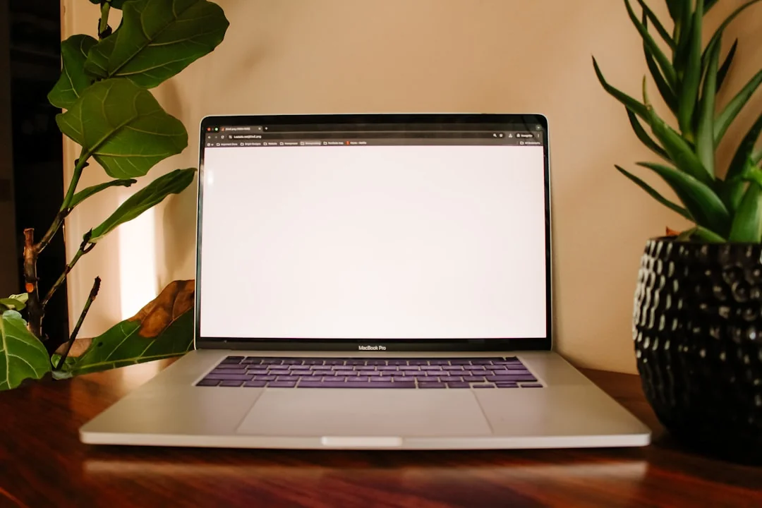 why-choose-us Un espace de travail actuel avec un ordinateur portable, une tablette et des smartphones, parfait pour un usage technologique et freelance.